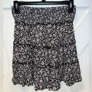 American Eagle Outfitters Women’s XS Black and White Floral Flowy Skirt